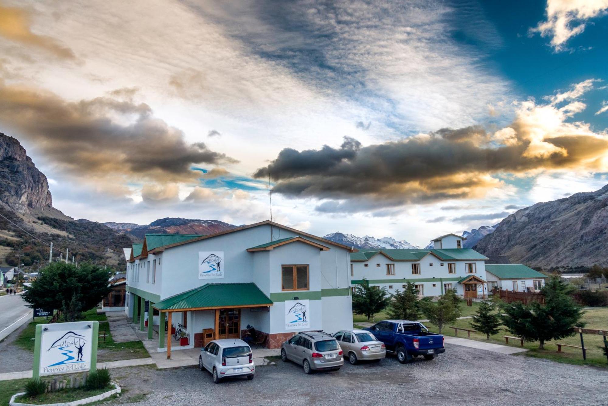 Hostel Pioneros Del Valle El Chalten Exterior photo